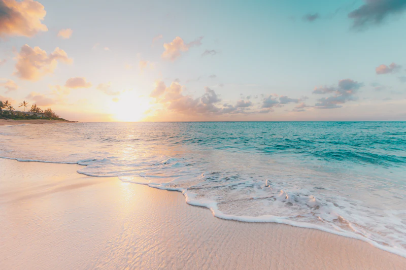 Mar calmo ao pôr do sol em uma praia tropical