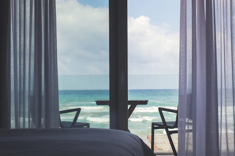 Quarto com janelas amplas abertas para o mar